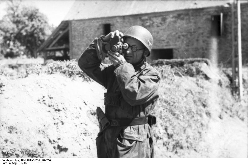 Frankreich, Soldat beim Fotografieren