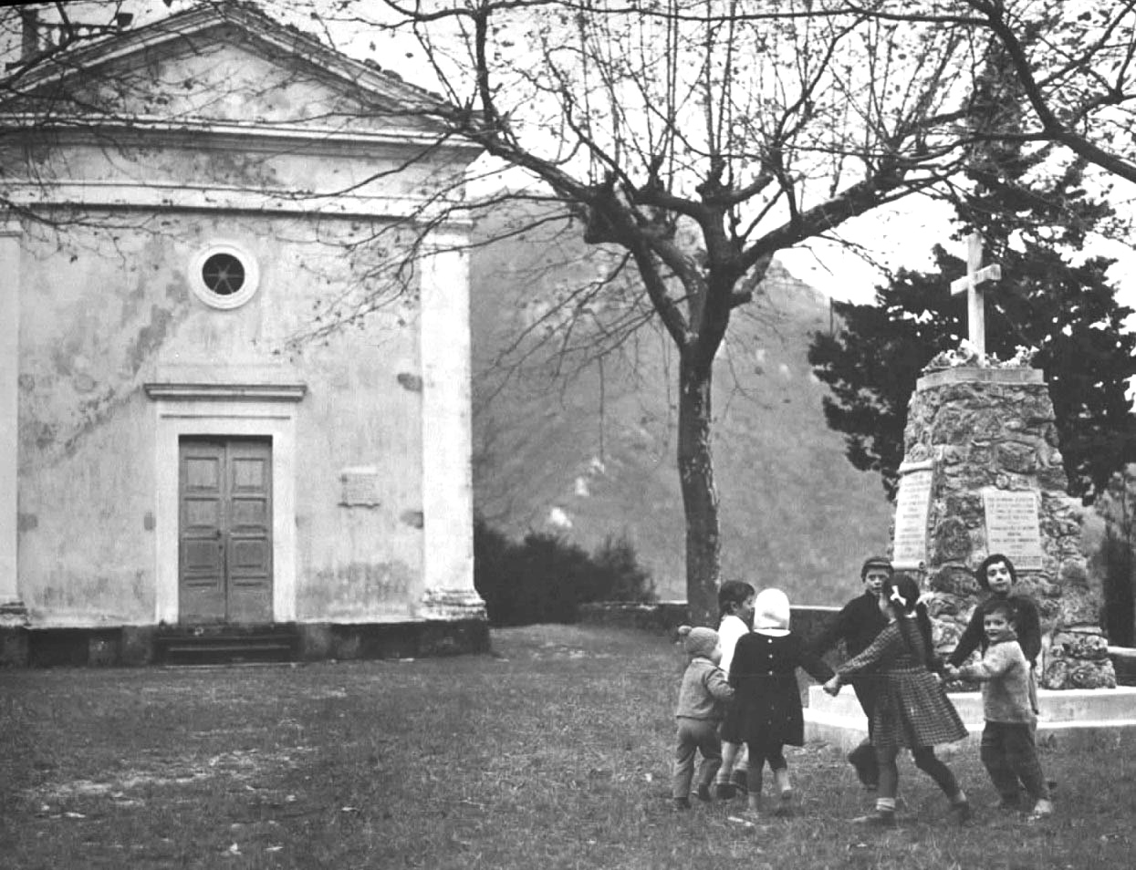 SantAnna-di-Stazzema-la-chiesa-e-il-monumentino-ai-martiri